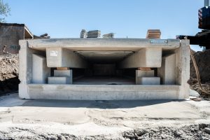 Frontalansicht auf eine Waagengrube mit höheren Betonsockeln